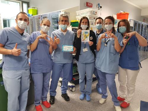 Gli infermieri del dipartimento di Anestesia e Rianimazione dell'Asufc con le mascherine ricevute da Shangai